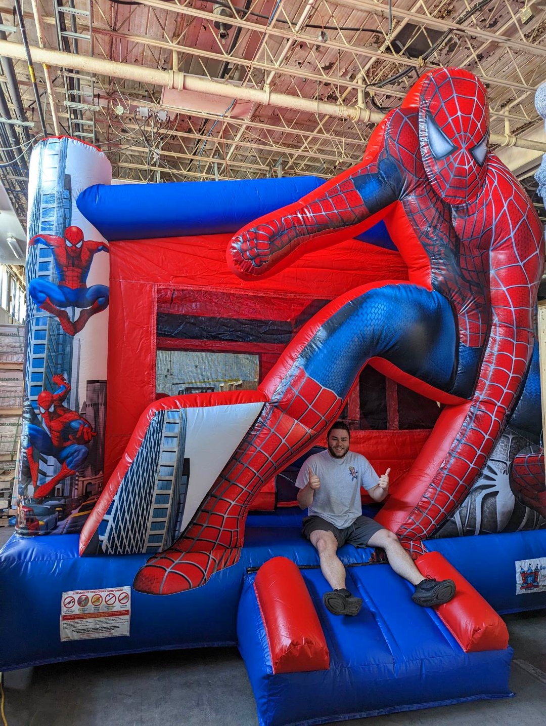 Le Spider-Man géant avec glissade